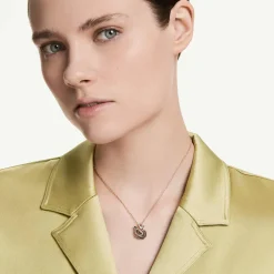 Swan pendant