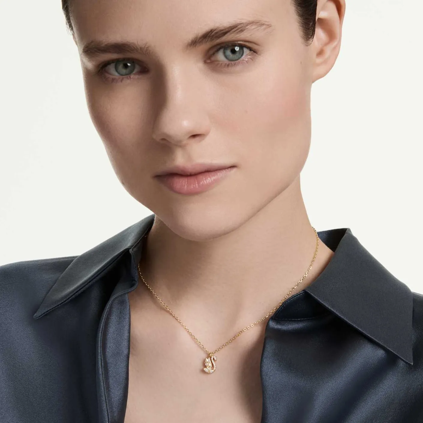 Swan pendant